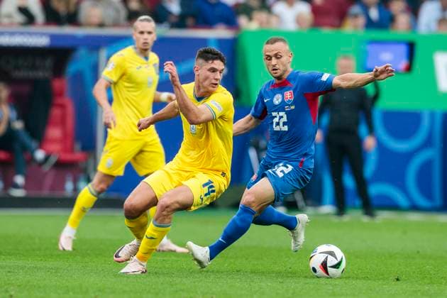 UEFA EURO 2024 Slovakia Ukraine 21 06 2024 Georgiy Sudakov Ukraine, 14 , Stanislav Lobotka Slovakia, 22 UEFA EURO 2024 Slovakia Ukraine Arena Düsseldorf, Düsseldorf on 21 06 2024 Copyright: xBEAUTIFULxSPORTS Meuselx