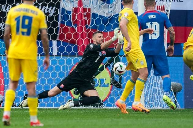 UEFA EURO 2024 Slovakia Ukraine 21 06 2024 Martin Dubravka Slovakia, 1 saves a free-kick UEFA EURO 2024 Slovakia Ukraine Arena Düsseldorf, Düsseldorf on 21 06 2024 Copyright: xBEAUTIFULxSPORTS Meuselx