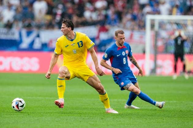 UEFA EURO 2024 Slovakia Ukraine 21 06 2024 Illia Zabarnyi Ukraine, 13 , Ondrej Duda Slovakia, 8 UEFA EURO 2024 Slovakia Ukraine Arena Düsseldorf, Düsseldorf on 21 06 2024 Copyright: xBEAUTIFULxSPORTS Meuselx