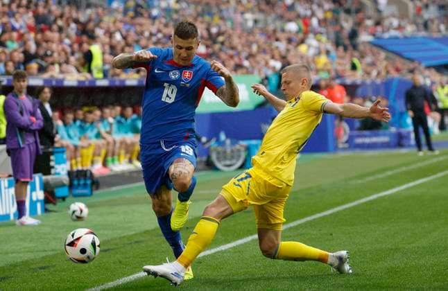 In Picture v l Juraj Kucka Slovakia, 19 and Oleksandr Zinchenko Ukraine, 17 , 21 06 2024, Slovakia vs Ukraine, European Championship 2024, 2nd Gameday, Germany, Duesseldorf, Merkur Spiel Arena, DFL REGULATIONS PROHIBIT ANY USE OF PHOTOGRAPHS AS IMAGE SEQUENCES AND OR QUASI VIDEO Copyright: HMBxMedia xHeikoxBecker