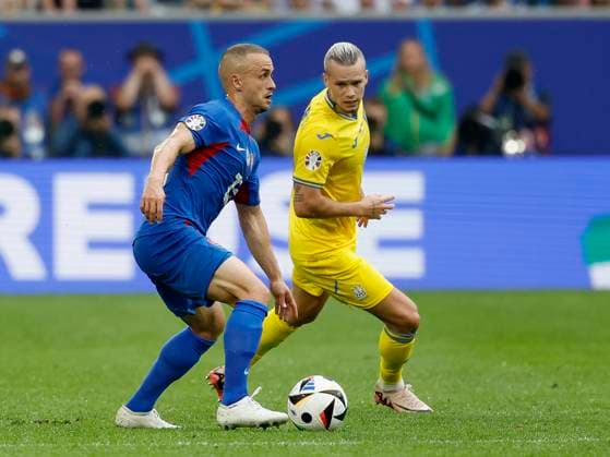 In Picture v l Stanislav Lobotka Slovakia, 22 and Mykhailo Mudryk Ukraine, 10 , 21 06 2024, Slovakia vs Ukraine, European Championship 2024, 2nd Gameday, Germany, Duesseldorf, Merkur Spiel Arena, DFL REGULATES PROHIBIT ANY USE OF PHOTOGRAPHS AS IMAGE SEQUENCES AND OR QUASI VIDEO Copyright: HMBxMedia xHeikoxBecker