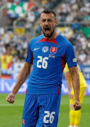 In Picture Scorer, Goalgetter, Ivan Schranz Slovakia, 26 Cheering after the goal for 1 0, cheering, cheered, cheers, cheering, 21 06 2024, Slovakia vs Ukraine, European Championship 2024, 2nd Gameday, Germany, Duesseldorf, Merkur Spiel Arena, DFL REGULATIONS PROHIBIT ANY USE OF PHOTOGRAPHS AS IMAGE SEQUENCES AND OR QUASI VIDEO Copyright: HMBxMedia xHeikoxBecker