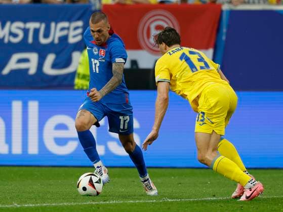 In Picture v l Lukas Haraslin Slovakia, 17 and Illia Zabarnyi Ukraine, 13 , 21 06 2024, Slovakia vs Ukraine, European Championship 2024, 2nd Gameday, Germany, Duesseldorf, Merkur Spiel Arena, DFL REGULATES PROHIBIT ANY USE OF PHOTOGRAPHS AS IMAGE SEQUENCES AND OR QUASI VIDEO Copyright: HMBxMedia xHeikoxBecker