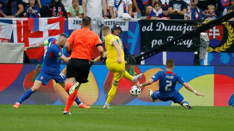 In Picture v l Milan Skriniar Slovakia, 14 , Artem Dovbyk Ukraine, 11 and Peter Pekarik Slovakia, 2 , 21 06 2024, Slovakia vs Ukraine, European Championship 2024, 2nd Gameday, Germany, Duesseldorf, Merkur Spiel Arena, DFL REGULATIONS PROHIBIT ANY USE OF PHOTOGRAPHS AS IMAGE SEQUENCES AND OR QUASI VIDEO Copyright: HMBxMedia xHeikoxBecker