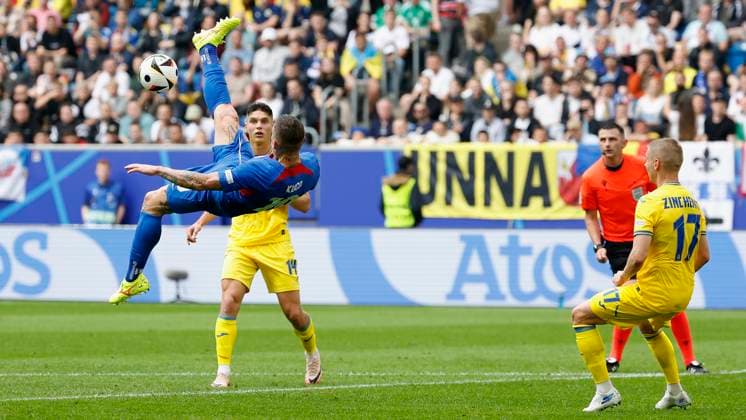 In Picture Juraj Kucka Slovakia, 19 , 21 06 2024, Slovakia vs Ukraine, European Championship 2024, 2nd Gameday, Germany, Duesseldorf, Merkur Spiel Arena, DFL REGULATIONS PROHIBIT ANY USE OF PHOTOGRAPHS AS IMAGE SEQUENCES AND OR QUASI VIDEO Copyright: HMBxMedia xHeikoxBecker