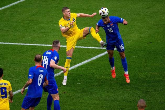 GER, EURO 2024, Group E, Slovakia SVK vs Ukrtaine UKR 21 06 2024, Merkur Spiel Arena, Düsseldorf, GER, EURO 2024, Group E, Slovakia SVK vs Ukrtaine UKR In the picture David Hancko Slovakia SVK, 16 Artem Dovbyk Ukraine UKR, 11 Header header duel Dynamics, action, action, game scene Gestures, facial expressions, emotions nordphotoxGmbHxx xDenkinger nph00015