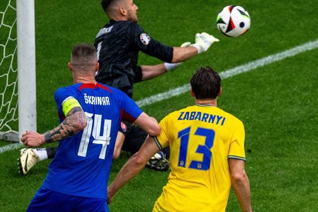 GER, EURO 2024, Group E, Slovakia SVK vs Ukrtaine UKR 21 06 2024, Merkur Spiel Arena, Düsseldorf, GER, EURO 2024, Group E, Slovakia SVK vs Ukrtaine UKR In the picture Martin Dubravka Slovakia SVK, 01 a safe keeper Goalkeeper Goalkeeper Milan Skriniar Slovakia SVK, 14 Illa Zabarnyi Ukraine UKR, 13 in duel, duel, dynamics, action, action, game scene nordphotoxGmbHxx xDenkinger nph00015