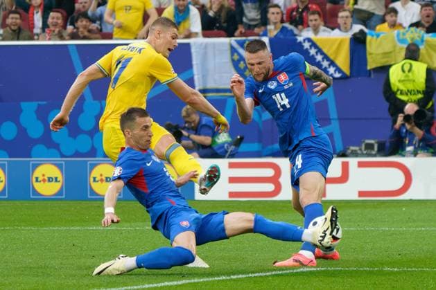 Artem Dovbyk in action against Peter Pekarik of Slovakia and Milan Skriniar of Slovakia during UEFA EURO, EM, Europameisterschaft,Fussball 2024 - Slovakia vs Ukraine, UEFA European Football Championship in Dusseldorf, Germany, June 21 2024  Copyright: xx xx IPA_Agency_IPA47347743