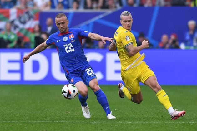 Soccer UEFA EURO 2024 Group Stage 2 Matchday Slovakia Ukraine on 21 06 2024 at Düsseldorf Arena in Düsseldorf Stanislav Lobotka Slovakia , left Mykhaylo Mudryk Ukraine , right xRx