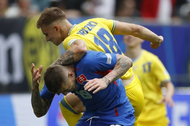 Sport Bilder des Tages DUSSELDORF, Dusseldorf Arena , 21-06-2024 , European Football Championship Euro2024, Group stage match no.21 between Slovakia and Ukraine, Slovakia player Juraj Kuco and Ukraine player Volodymyr Brazhko Slovakia - Ukraine  x25551292x Copyright: