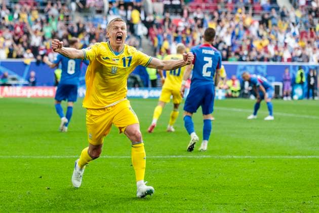 UEFA EURO 2024 Slovakia Ukraine 21 06 2024 Oleksandr Zinchenko Ukraine, 17 cheers after scoring the 1 1 UEFA EURO 2024 Slovakia Ukraine Arena Düsseldorf, Düsseldorf on 21 06 2024 Copyright: xBEAUTIFULxSPORTS Meuselx