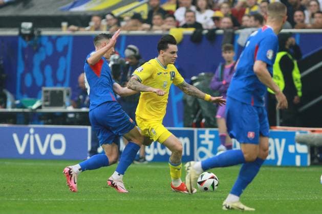 Düsseldorf, NRW, Germany, 21 06 2024 Merkur Spiel Arena Football European Championship 2024, Group E, Slovakia Ukraine Rebert Bozenik 9, Slovakia national team and Mykola Schaparenko 19, Ukraine national team in a duel for the ball Copyright: xdtsxNachrichtenagenturx dts_41111