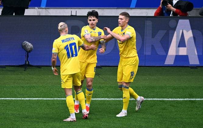 Football, European Championship, EURO 2024, Group E, Merkur Spiel Arena Düsseldorf Slovakia Ukraine Cheering Mykola Shaparenko UKR after his goal to 1 1, together with Mykhailo Mudryk UKR , Artem Dovbyk UKR Cheering, joy, action