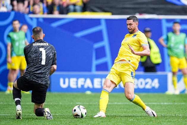 Düsseldorf, Germany, June 21th 2024: Roman Yaremchuk (9) of Ukraine scores the second goal during the UEFA EURO, EM, Europameisterschaft,Fussball 2024 Germany Group E football match between Slovakia and Ukraine at Düsseldorf Arena in Düsseldorf, Germany. (Daniela Porcelli SPP)  Copyright: xDanielaxPorcellix xSPPx spp-en-DaPoSp-20240621-DSC00539