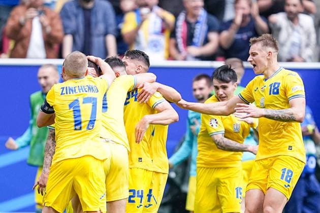Düsseldorf, Germany, June 21th 2024: Roman Yaremchuk (9) of Ukraine celebrates with teammates after scoring his teams second goal during the UEFA EURO, EM, Europameisterschaft,Fussball 2024 Germany Group E football match between Slovakia and Ukraine at Düsseldorf Arena in Düsseldorf, Germany. (Daniela Porcelli SPP)  Copyright: xDanielaxPorcellix xSPPx spp-en-DaPoSp-20240621-DSC00554