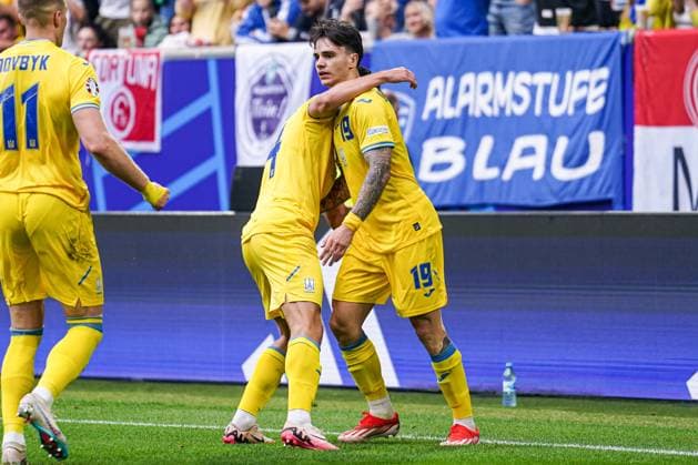 2024-06-21 Slovakia v Ukraine - Group E - UEFA EURO, EM, Europameisterschaft,Fussball 2024 DUSSELDORF, GERMANY - JUNE 21: Mykola Shparenko of Ukraine, Oleksandr Zinchenko of Ukraine celebrate the goal during the Group E - UEFA EURO 2024 match between Slovakia and Ukraine at Merkur Spiel-Arena on June 21, 2024 in Dusseldorf, Germany. (Photo by Joris Verwijst BSR Agency) Dusseldorf Germany Content not available for redistribution in The Netherlands directly or indirectly through any third parties. Copyright: xBSRxAgencyx