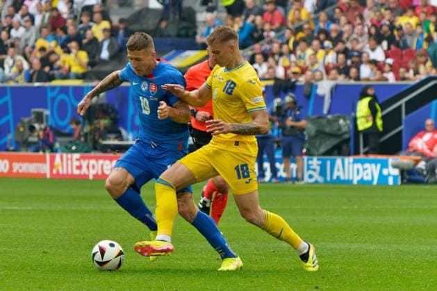Dusseldorf: Juraj Kucka of Slovakia in action against Volodymyr Brazhko of Ukraine during UEFA EURO, EM, Europameisterschaft,Fussball 2024 - Slovakia vs Ukraine, UEFA European Football Championship in Dusseldorf, Germany, June 21 2024 UEFA European Football Championship - UEFA Euro 2024 - Slovakia vs Ukraine  - ZUMAp169 20240621_zsa_p169_112 Copyright: xIPAx