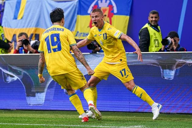 2024-06-21 Slovakia v Ukraine - Group E - UEFA EURO, EM, Europameisterschaft,Fussball 2024 DUSSELDORF, GERMANY - JUNE 21: Mykola Shparenko of Ukraine, Oleksandr Zinchenko of Ukraine celebrate the goal during the Group E - UEFA EURO 2024 match between Slovakia and Ukraine at Merkur Spiel-Arena on June 21, 2024 in Dusseldorf, Germany. (Photo by Joris Verwijst BSR Agency) Dusseldorf Germany Content not available for redistribution in The Netherlands directly or indirectly through any third parties. Copyright: xBSRxAgencyx