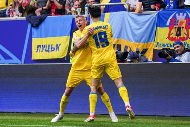 2024-06-21 Slovakia v Ukraine - Group E - UEFA EURO, EM, Europameisterschaft,Fussball 2024 DUSSELDORF, GERMANY - JUNE 21: Mykola Shparenko of Ukraine, Oleksandr Zinchenko of Ukraine celebrate the goal during the Group E - UEFA EURO 2024 match between Slovakia and Ukraine at Merkur Spiel-Arena on June 21, 2024 in Dusseldorf, Germany. (Photo by Joris Verwijst BSR Agency) Dusseldorf Germany Content not available for redistribution in The Netherlands directly or indirectly through any third parties. Copyright: xBSRxAgencyx