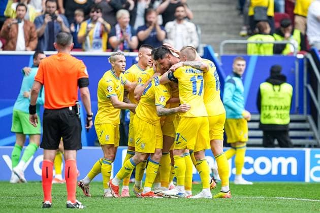 Düsseldorf, Germany, June 21th 2024: Roman Yaremchuk (9) of Ukraine celebrates with teammates after scoring his teams second goal during the UEFA EURO, EM, Europameisterschaft,Fussball 2024 Germany Group E football match between Slovakia and Ukraine at Düsseldorf Arena in Düsseldorf, Germany. (Daniela Porcelli SPP)  Copyright: xDanielaxPorcellix xSPPx spp-en-DaPoSp-20240621-DSC00562