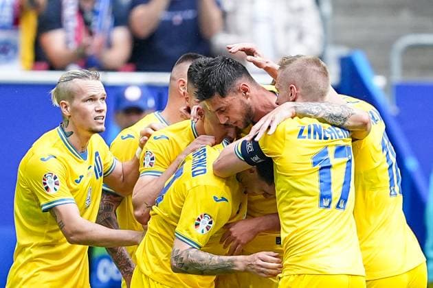 Düsseldorf, Germany, June 21th 2024: Roman Yaremchuk (9) of Ukraine celebrates with teammates after scoring his teams second goal during the UEFA EURO, EM, Europameisterschaft,Fussball 2024 Germany Group E football match between Slovakia and Ukraine at Düsseldorf Arena in Düsseldorf, Germany. (Daniela Porcelli SPP)  Copyright: xDanielaxPorcellix xSPPx spp-en-DaPoSp-20240621-DSC00564