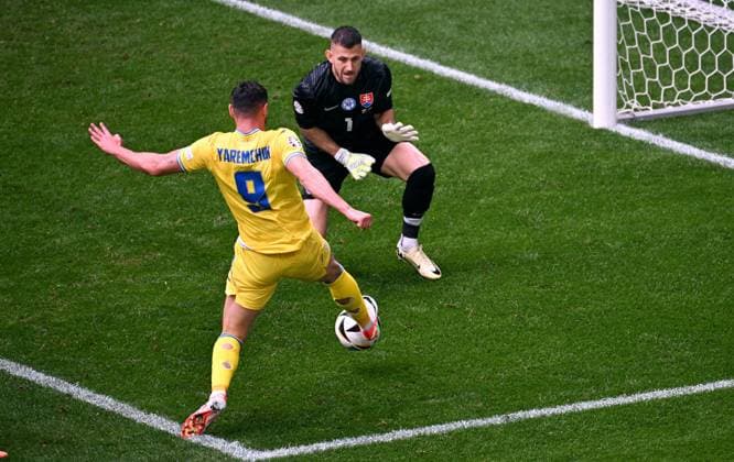 Football, European Championship, EURO 2024, Group E, Merkur Spiel Arena Düsseldorf Slovakia Ukraine Roman Yaremchuk UKR scores the goal for 1 2 against Martin Dubravka SVK Action