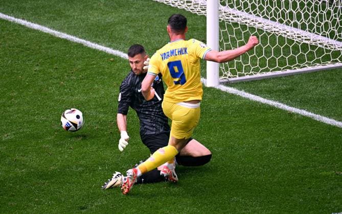 Football, European Championship, EURO 2024, Group E, Merkur Spiel Arena Düsseldorf Slovakia Ukraine Roman Yaremchuk UKR scores the goal for 1 2 against Martin Dubravka SVK Action
