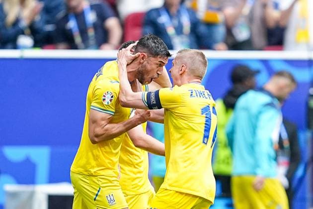 Düsseldorf, Germany, June 21th 2024: Roman Yaremchuk (9) of Ukraine celebrates with teammates after scoring his teams second goal during the UEFA EURO, EM, Europameisterschaft,Fussball 2024 Germany Group E football match between Slovakia and Ukraine at Düsseldorf Arena in Düsseldorf, Germany. (Daniela Porcelli SPP)  Copyright: xDanielaxPorcellix xSPPx spp-en-DaPoSp-20240621-DSC00594