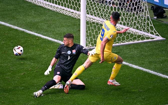 Football, European Championship, EURO 2024, Group E, Merkur Spiel Arena Düsseldorf Slovakia Ukraine Roman Yaremchuk UKR scores the goal for 1 2 against Martin Dubravka SVK Action