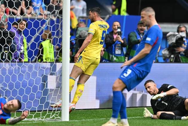 240621 EURO2024 SLOVAKIA VS UKRAINE Roman Yaremchuk (9) of Ukraine scores the 1-2 goal past goalkeeper Martin Dubravka (1) of Slovakia during a soccer game between the national teams of Slovakia and Ukraine on the 2nd matchday in Group E in the group stage of the UEFA EURO, EM, Europameisterschaft,Fussball 2024 tournament , on Friday 21 June 2024 in Dusseldorf , Germany . PHOTO SPORTPIX David Catry Dusseldorf GERMANY  Copyright: xx 465895