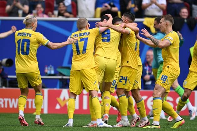 240621 EURO2024 SLOVAKIA VS UKRAINE Roman Yaremchuk (9) of Ukraine celebrates with his teammates after scoring the 1-2 goal during a soccer game between the national teams of Slovakia and Ukraine on the 2nd matchday in Group E in the group stage of the UEFA EURO, EM, Europameisterschaft,Fussball 2024 tournament , on Friday 21 June 2024 in Dusseldorf , Germany . PHOTO SPORTPIX David Catry Dusseldorf GERMANY  Copyright: xx 465897