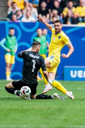 UEFA EURO 2024 Slovakia Ukraine 21 06 2024 Roman Yaremchuk Ukraine, 9 overcomes Martin Dubravka Slovakia, 1 and scores the goal to make it 2 1 UEFA EURO 2024 Slovakia Ukraine Arena Düsseldorf, Düsseldorf on 21 06 2024 Copyright: xBEAUTIFULxSPORTS Meuselx