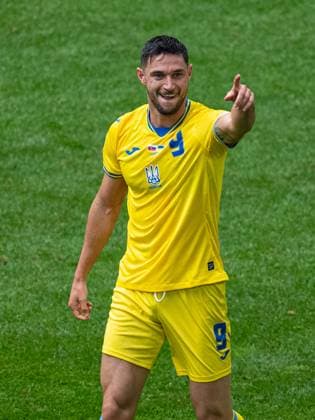 Football - UEFA EURO, EM, Europameisterschaft,Fussball 2024 - Group E - Slovakia v Ukraine DÜSSELDORF, GERMANY - Friday, June 21, 2024: Ukraine s Roman Yaremchuk celebrates after scoring the second goal during the UEFA Euro 2024 Group E match between Slovakia and Ukraine at the Düsseldorf Arena. (Photo by David Rawcliffe Propaganda) DÜSSELDORF Düsseldorf Arena NORTH RHINE-WESTPHALIA GERMANY  Copyright: xDavidxRawcliffex P2024-06-21-Slovakia_Ukraine-44