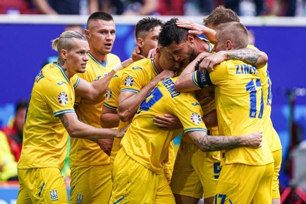 2024-06-21 Slovakia v Ukraine - Group E - UEFA EURO, EM, Europameisterschaft,Fussball 2024 DUSSELDORF, GERMANY - JUNE 21: Roman Yaremchuk of Ukraine celebrates the goal with his team during the Group E - UEFA EURO 2024 match between Slovakia and Ukraine at Merkur Spiel-Arena on June 21, 2024 in Dusseldorf, Germany. (Photo by Joris Verwijst BSR Agency) Dusseldorf Germany Content not available for redistribution in The Netherlands directly or indirectly through any third parties. Copyright: xBSRxAgencyx