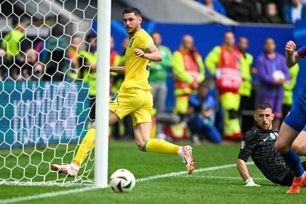Euro 2024 Slovakia Ukraine on 21 06 2024 in the Merkur Spiel Arena in Düsseldorf Goal to 1 2 Goal scorer Roman Yaremchuk UKR with the goal to 1 2 against goalkeeper Martin Dubravka SVK MT