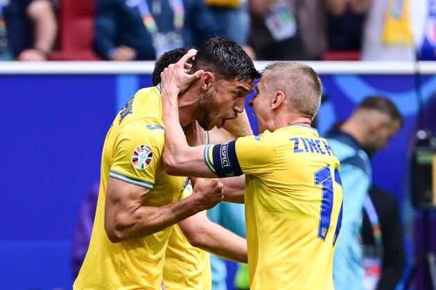 Goal celebration for 1 2 by Roman Yaremchuk 9 Ukraine , Slovakia vs Ukraine, Football, UEFA Euro 2024, Group stage, Matchday 2, 21 06 2024 Düsseldorf Nordrhein Westfalen Germany Copyright: xkolbert-press MarcxNiemeyerx