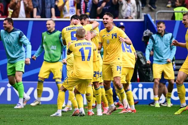 Goal celebration for 1 2 by Roman Yaremchuk 9 Ukraine , Slovakia vs Ukraine, Football, UEFA Euro 2024, Group stage, Matchday 2, 21 06 2024 Düsseldorf Nordrhein Westfalen Germany Copyright: xkolbert-press MarcxNiemeyerx