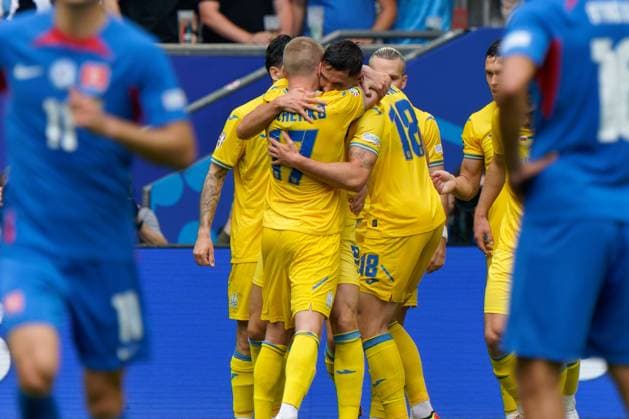 Roman Yaremchuk of Ukraine celebrates after scoring a goal with teammates during UEFA EURO, EM, Europameisterschaft,Fussball 2024 - Slovakia vs Ukraine, UEFA European Football Championship in Dusseldorf, Germany, June 21 2024  Copyright: xx xx IPA_Agency_IPA47349109