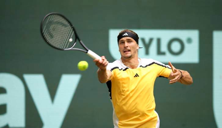 photo Alexander ZVEREV GER in a hard-fought quarter-final against Frenchman Arthur FILS Tennis Tournament Terra Wortmann Cup at Gerry Weber Sportpark OWL Arena in Halle Westfalen Fri 21 06 2024