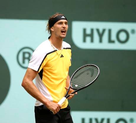photo Alexander ZVEREV GER in a hard-fought quarter-final against Frenchman Arthur FILS Tennis Tournament Terra Wortmann Cup at Gerry Weber Sportpark OWL Arena in Halle Westfalen Fri 21 06 2024