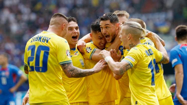 Sport Themen der Woche KW25 Sport Bilder des Tages In Picture: Cheering after the goal for 2:1, cheering, cheered, cheers, cheering, Scorer, Goalgetter Roman Yaremchuk (Ukraine, 9) 21.06.2024, Slovakia vs. Ukraine, European Championship, EM, Europameisterschaft 2024, 2nd Gameday, Germany, Duesseldorf, Merkur Spiel-Arena, DFL REGULATIONS PROHIBIT ANY USE OF PHOTOGRAPHS AS IMAGE SEQUENCES AND OR QUASI-VIDEO. *** In Picture Cheering after the goal for 2 1, cheering, cheered, cheers, cheering, Scorer, Goalgetter Roman Yaremchuk Ukraine, 9 21 06 2024, Slovakia vs Ukraine, European Championship 2024, 2nd Gameday, Germany, Duesseldorf, Merkur Spiel Arena, DFL REGULATIONS PROHIBIT ANY USE OF PHOTOGRAPHS AS IMAGE SEQUENCES AND OR QUASI VIDEO Copyright: HMBxMedia xHeikoxBecker