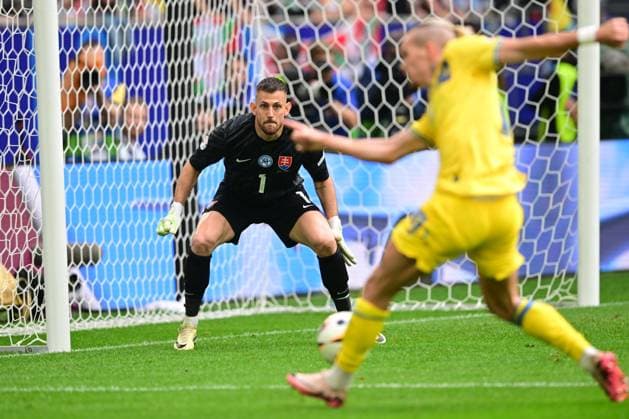 Martin Dubravka follows a opponent player shot during UEFA EURO, EM, Europameisterschaft,Fussball 2024 match, Slovakia - Ukraine, 21.june 2024 Dusseldorf Germany Copyright: xx DSC_7253