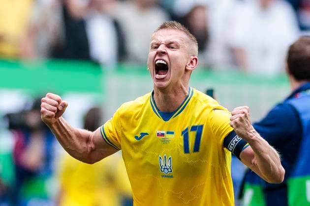 UEFA EURO 2024 Slovakia Ukraine 21 06 2024 Oleksandr Zinchenko Ukraine, 17 cheers after the final whistle UEFA EURO 2024 Slovakia Ukraine Arena Düsseldorf, Düsseldorf on 21 06 2024 Copyright: xBEAUTIFULxSPORTS Meuselx