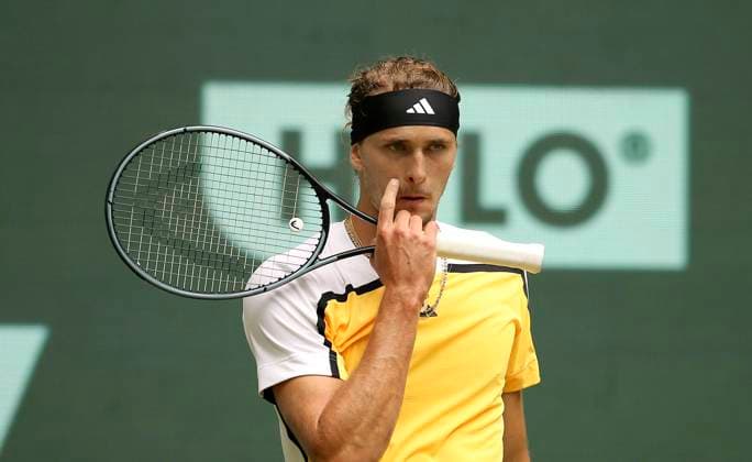 photo Alexander ZVEREV GER in a hard-fought quarter-final against Frenchman Arthur FILS Tennis Tournament Terra Wortmann Cup at Gerry Weber Sportpark OWL Arena in Halle Westfalen Fri 21 06 2024