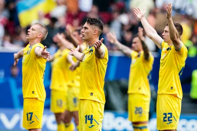 UEFA EURO 2024 Slovakia Ukraine 21 06 2024 The Ukrainians around Georgiy Sudakov Ukraine, 14 celebrate the victory with the fans UEFA EURO 2024 Slovakia Ukraine Arena Düsseldorf, Düsseldorf on 21 06 2024 Copyright: xBEAUTIFULxSPORTS Meuselx