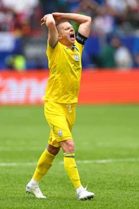 Slowakei gegen Ukraine 21. Juni 2024, Düsseldorf UEFA EUROs Gruppe E Slowakei gegen Ukraine Oleksandr Zinchenko von der Ukraine feiert den Sieg Foto Charlotte Wilson Abseits Düsseldorf Deutschland  Copyright: xCharlottexWilsonx xOffsidexOffside