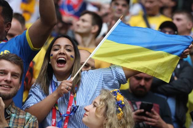 Sport Bilder des Tages UEFA EURO, EM, Europameisterschaft,Fussball 2024: Slovakia vs Ukraine at Düsseldorf Arena in Dusseldorf Dusseldorf, Germany 21.06.2024: Ukrainian players and supporters celebrate victory at end of the UEFA EURO 2024 group stage E football match between Slovakia vs Ukraine at Düsseldorf Arena in Dusseldorf Dusseldorf Düsseldorf Arena Germany Germany Copyright: xmarcoxiacobucci