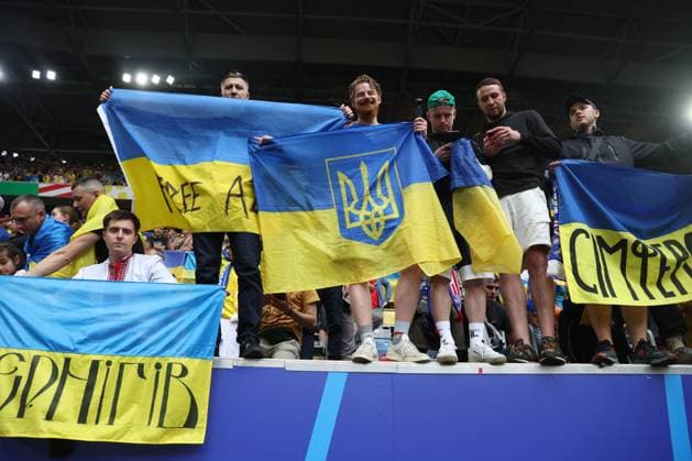 UEFA EURO, EM, Europameisterschaft,Fussball 2024: Slovakia vs Ukraine at Düsseldorf Arena in Dusseldorf Dusseldorf, Germany 21.06.2024: Ukrainian players and supporters celebrate victory at end of the UEFA EURO 2024 group stage E football match between Slovakia vs Ukraine at Düsseldorf Arena in Dusseldorf Dusseldorf Düsseldorf Arena Germany Germany Copyright: xmarcoxiacobucci