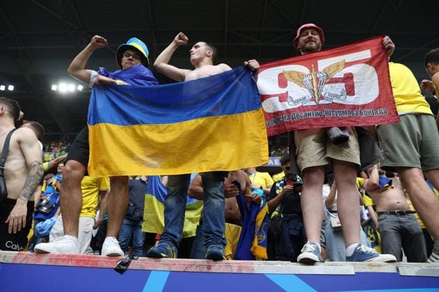 UEFA EURO, EM, Europameisterschaft,Fussball 2024: Slovakia vs Ukraine at Düsseldorf Arena in Dusseldorf Dusseldorf, Germany 21.06.2024: Ukrainian players and supporters celebrate victory at end of the UEFA EURO 2024 group stage E football match between Slovakia vs Ukraine at Düsseldorf Arena in Dusseldorf Dusseldorf Düsseldorf Arena Germany Germany Copyright: xmarcoxiacobucci