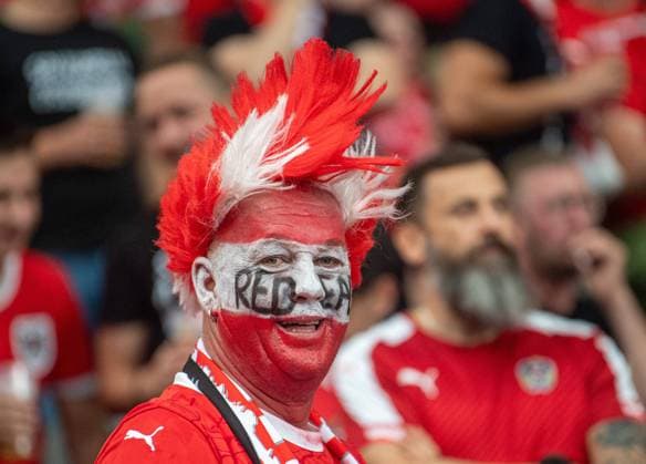 Soccer, Men, Season 2023 24, Euro 2024 Group D 2 Matchday in Berlin, Poland Austria, Fan of Austria with painted face and wig, 21 06 2024, Copyright: xSebastianxRäppold MatthiasxKochx